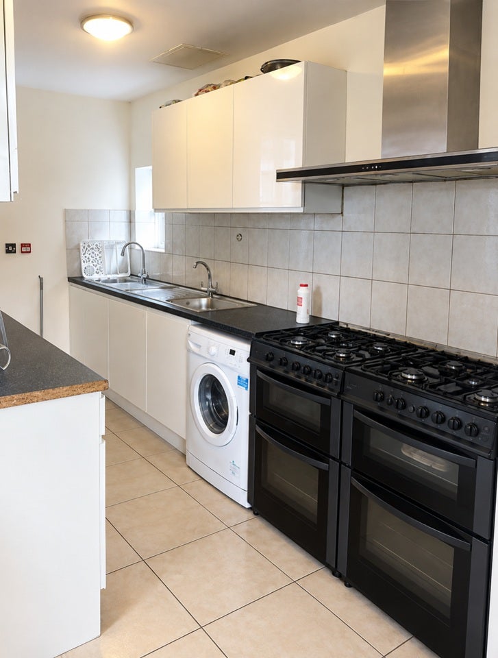 Room Western Avenue in Greater London