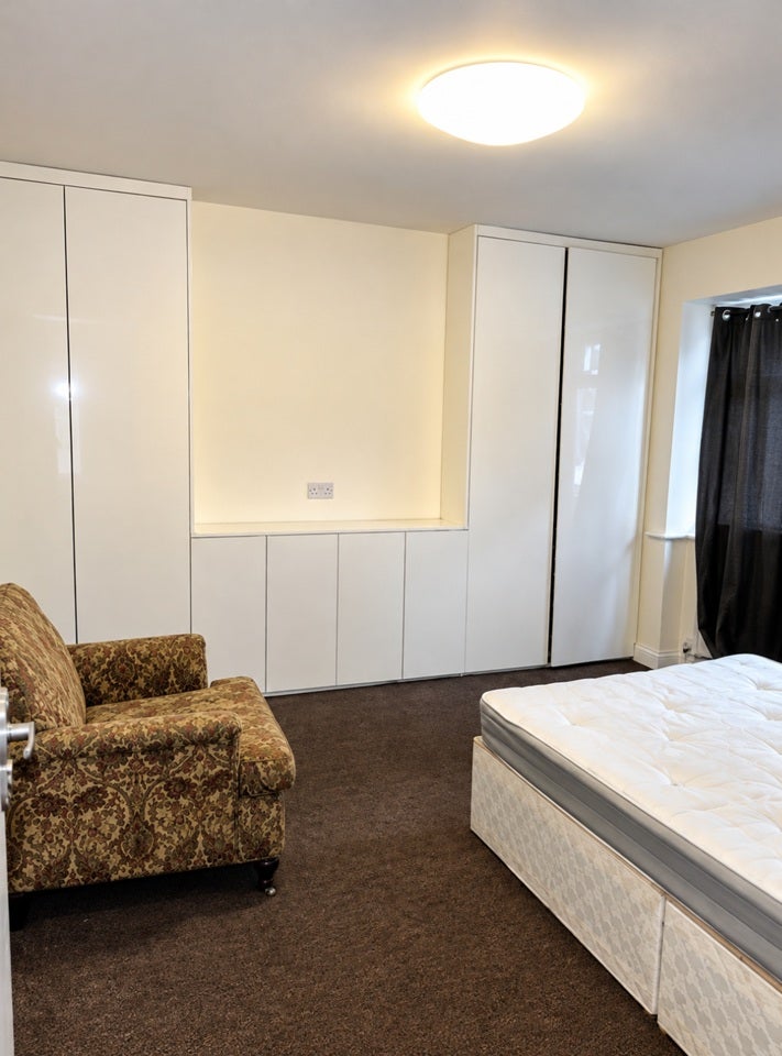 Room Western Avenue in Greater London