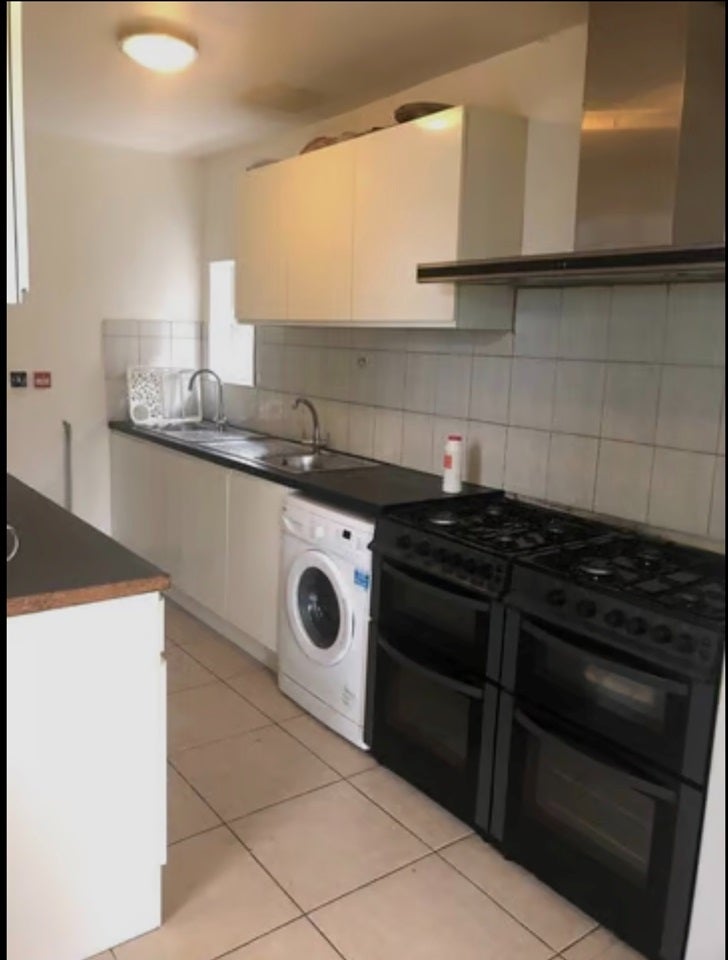 Room Western Avenue in Greater London
