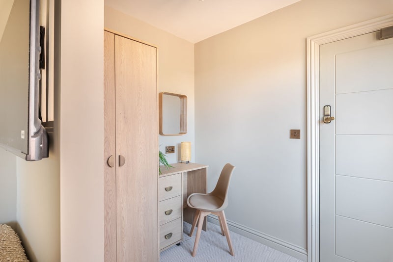 Room Rawdon Road in Maidstone