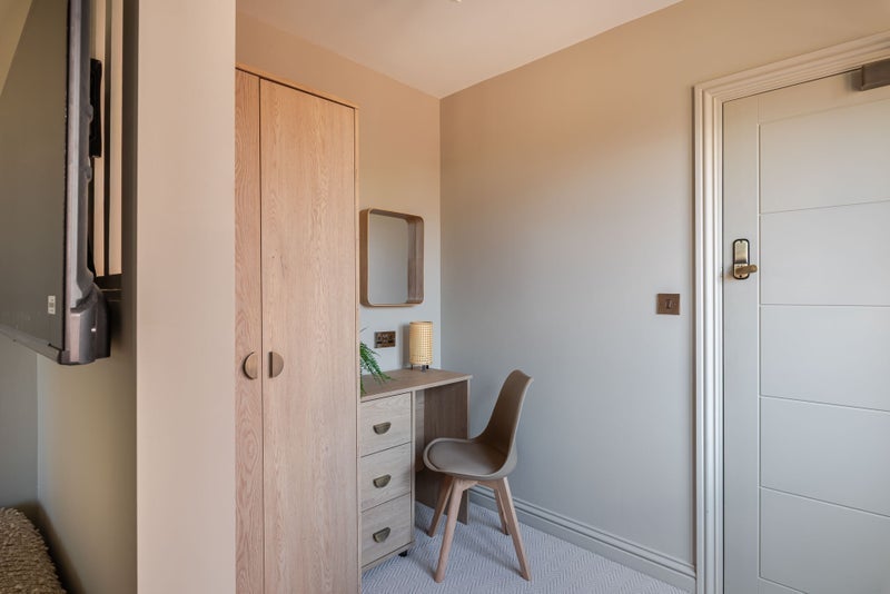 Room Rawdon Road in Maidstone