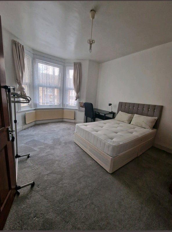 Room Central Park Road in Greater London