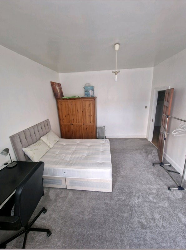 Room Central Park Road in Greater London
