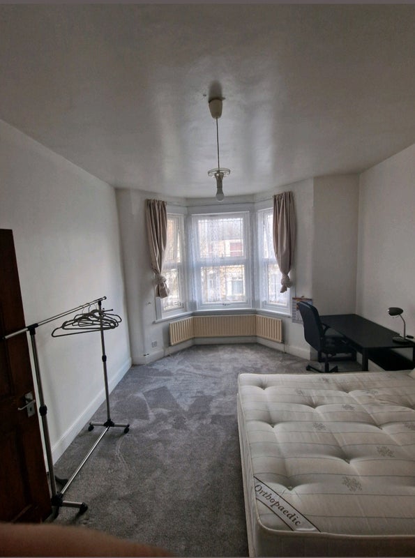 Room Central Park Road in Greater London