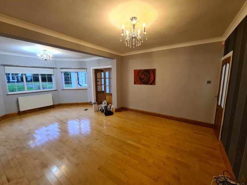 House Courtlands Drive in Watford