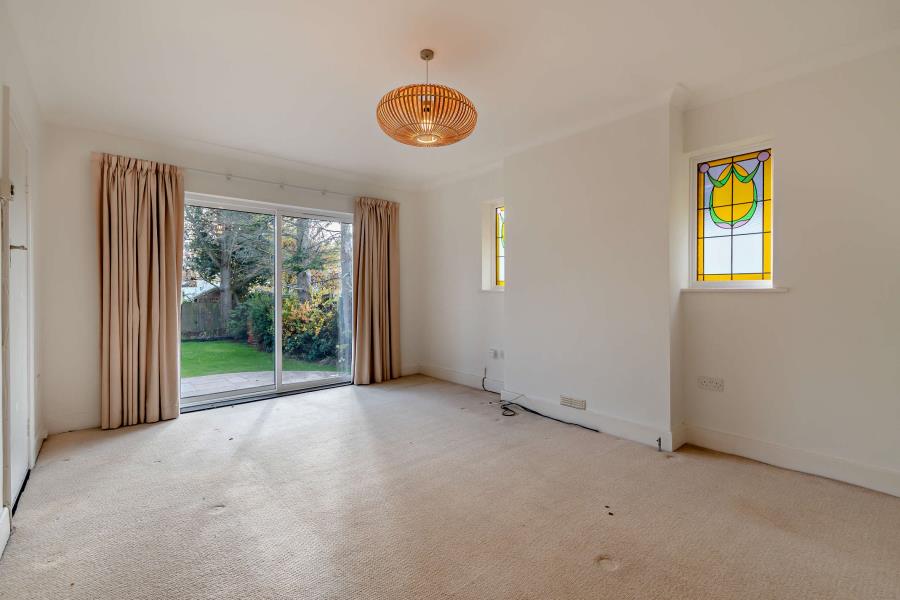 House Farm Avenue in Greater London