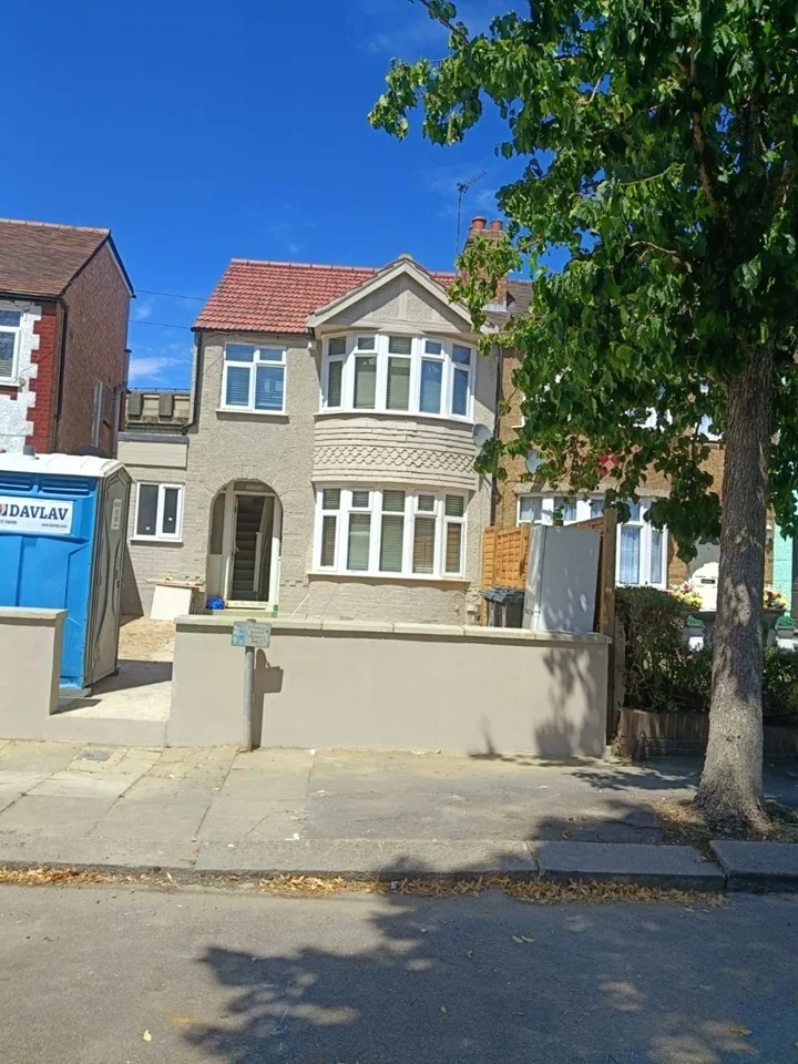 Flat Conway Crescent in Greater London