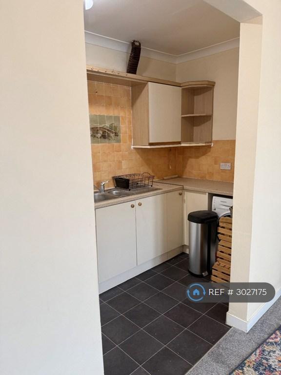 Flat West Parade in Folkestone and Hythe District