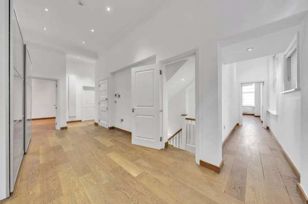 Flat Bracknell Gardens in Greater London