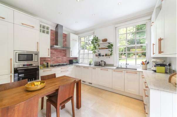 Flat Bracknell Gardens in Greater London