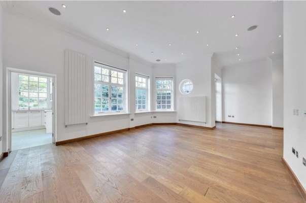 Flat Bracknell Gardens in Greater London