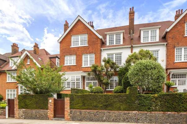 Flat Bracknell Gardens in Greater London