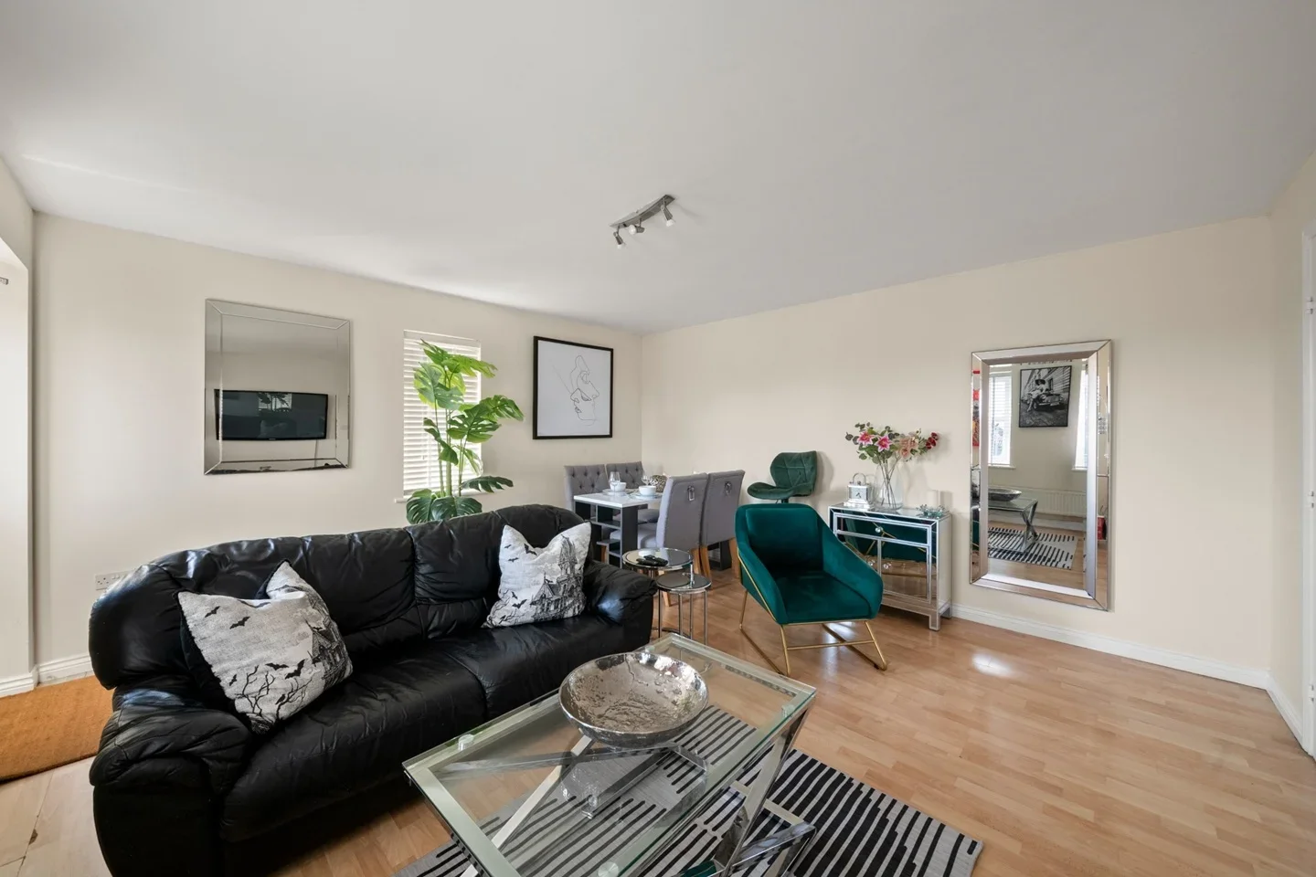 Flat Juniper Court in London