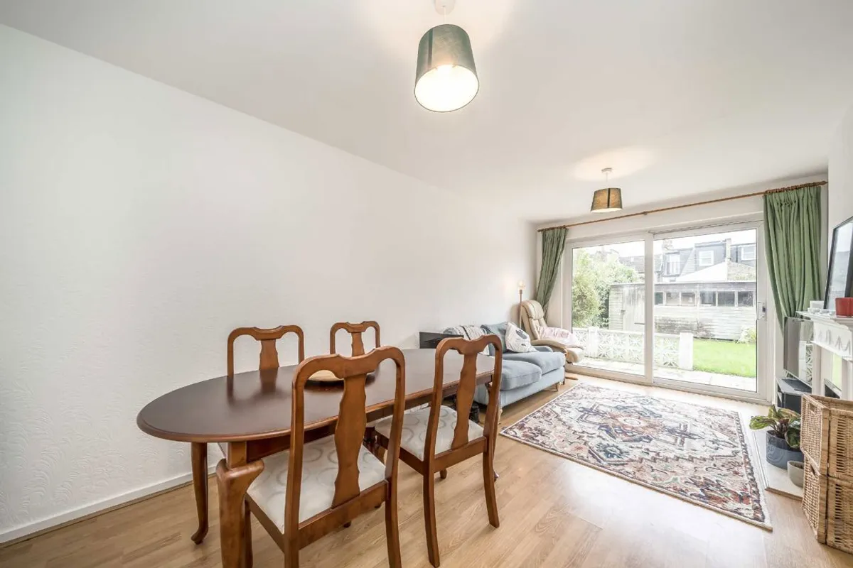 House Bassingham Road in Greater London
