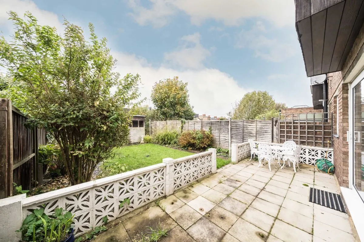 House Bassingham Road in Greater London