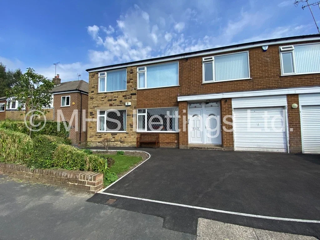 Flat Primley Park Road in Leeds