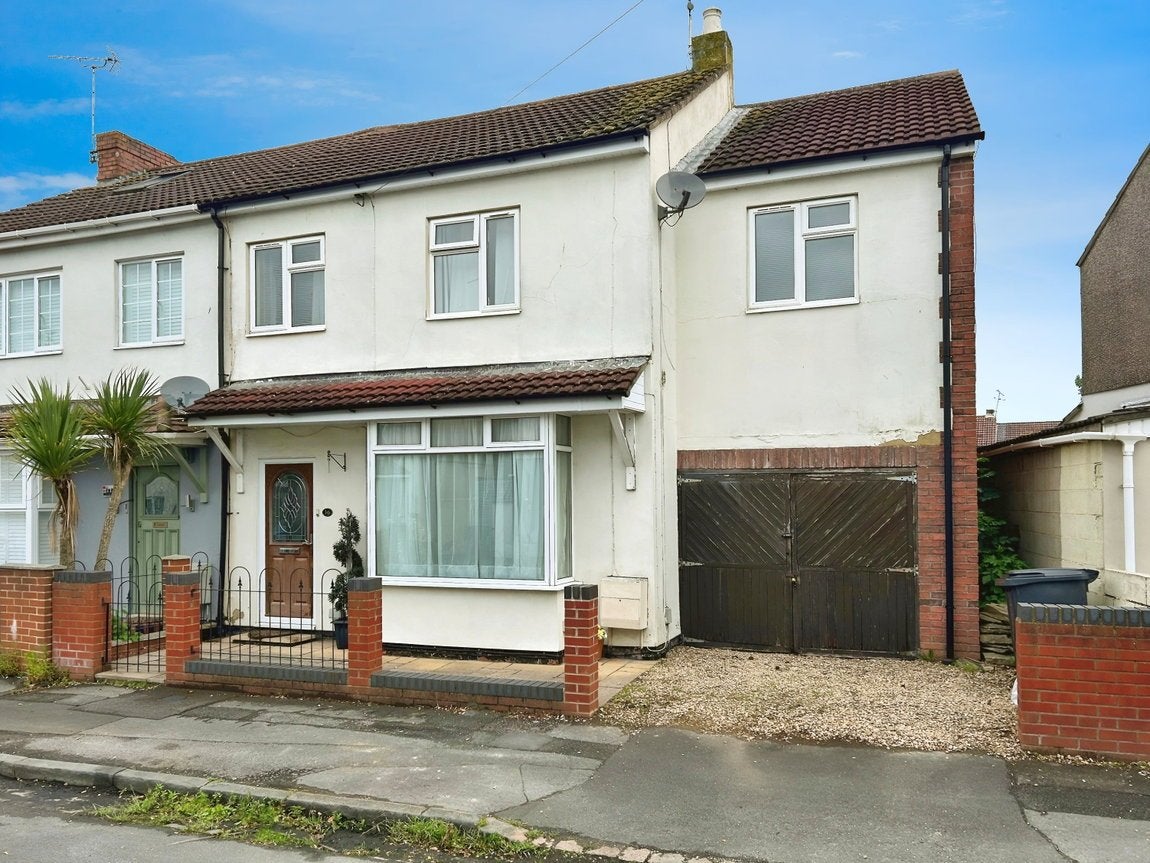 House Caulfield Road in Swindon