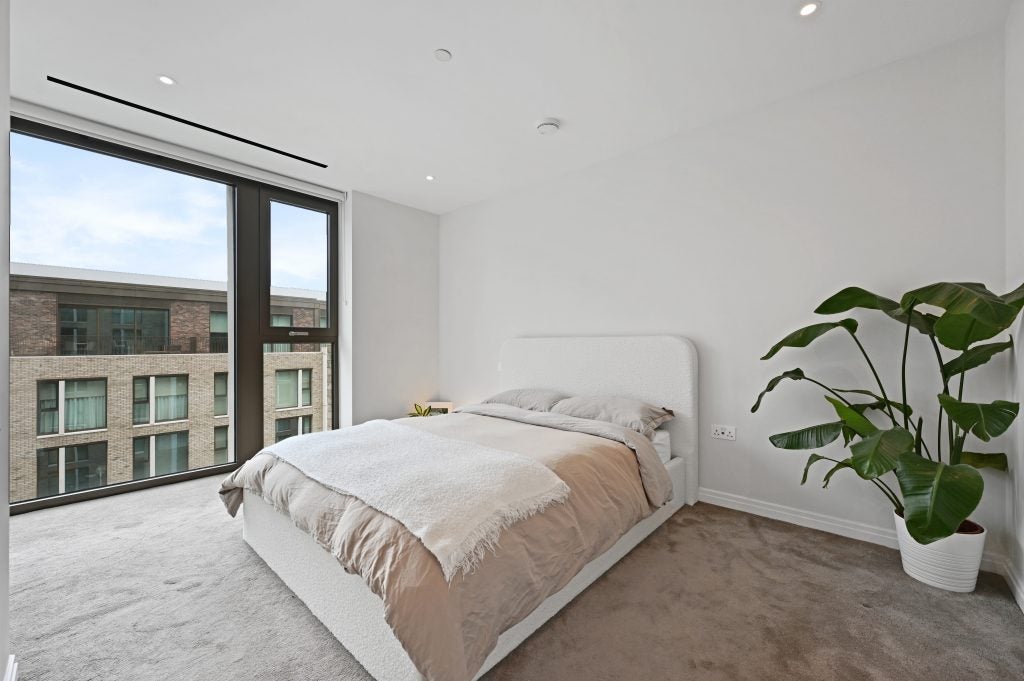 Flat Michael Road in Greater London