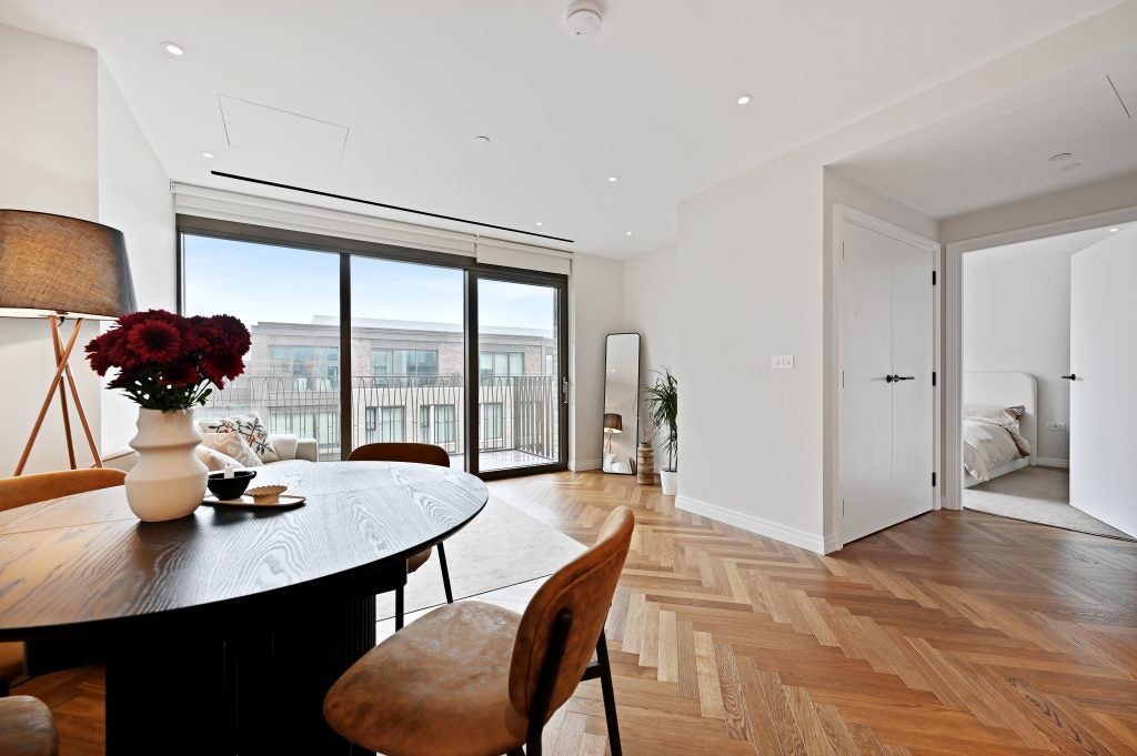 Flat Michael Road in Greater London