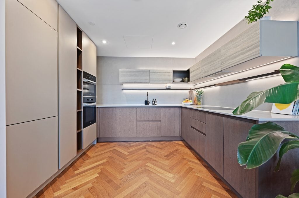 Flat Michael Road in Greater London