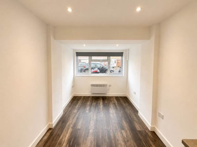 Flat Matthews Road in Greater London