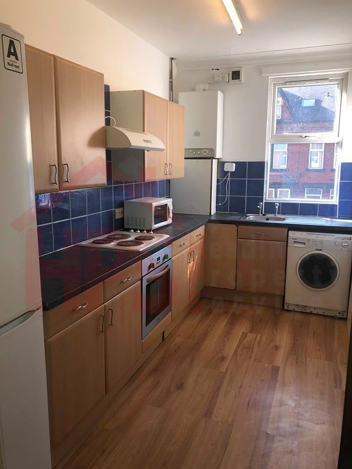 Flat Estcourt Terrace in Leeds