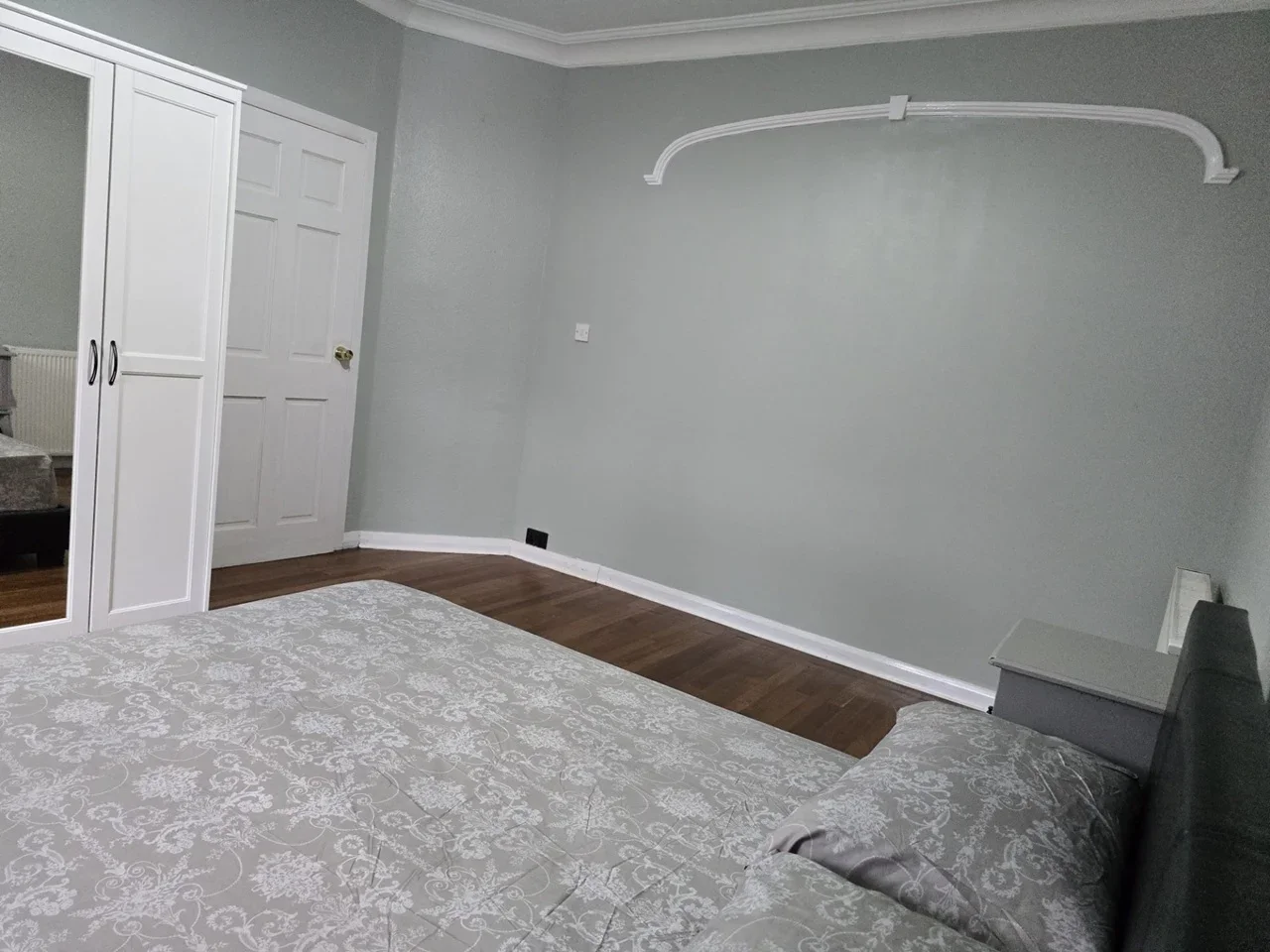 Room Camden Avenue in Greater London