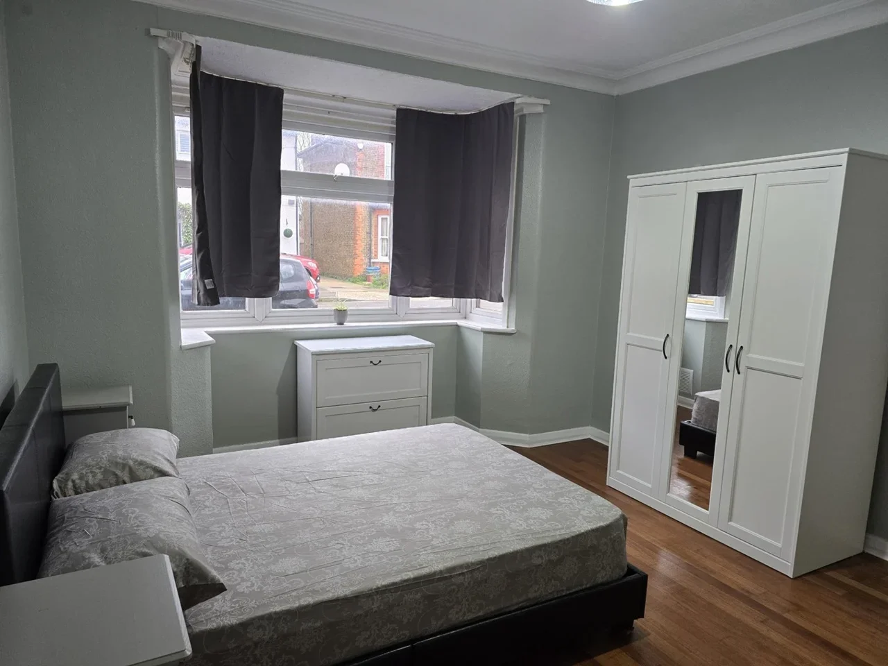 Room Camden Avenue in Greater London