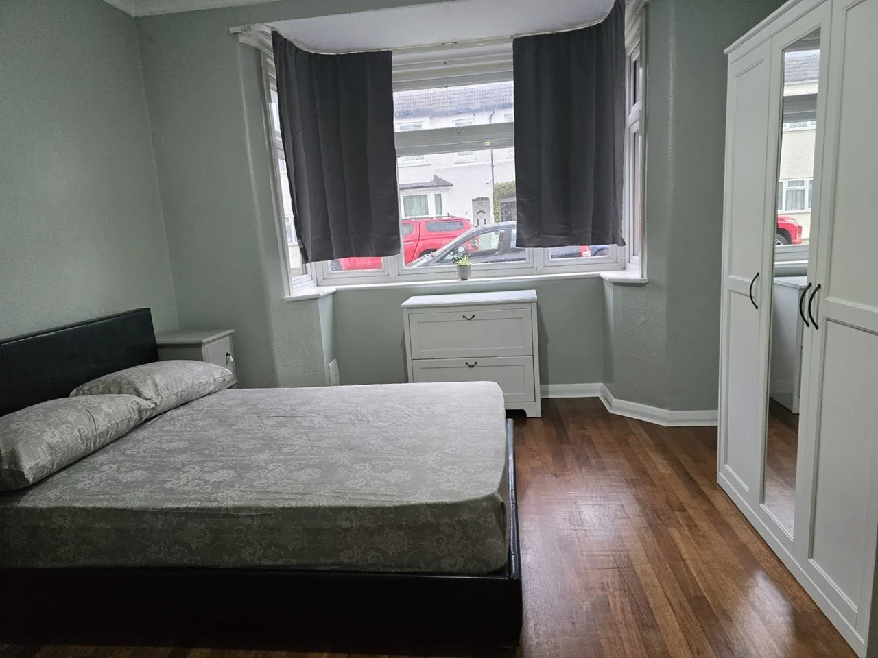 Room Camden Avenue in Greater London