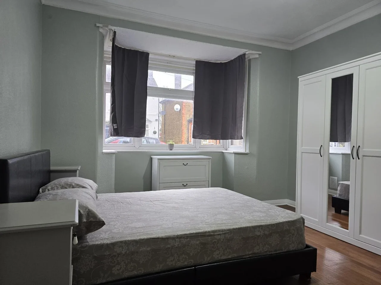 Room Camden Avenue in Greater London