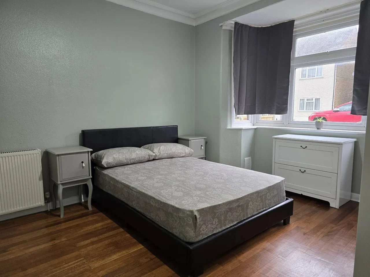 Room Camden Avenue in Greater London