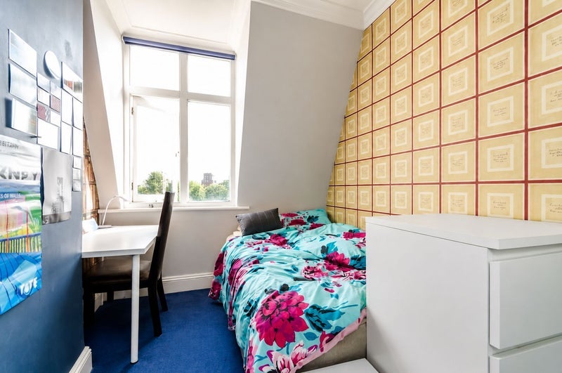 Flat Ringford Road in Greater London