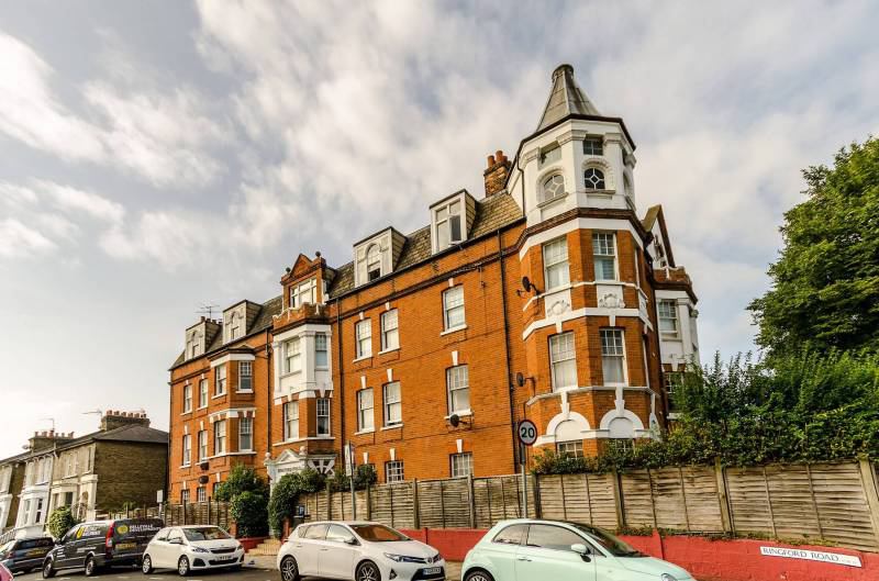 Flat Ringford Road in Greater London