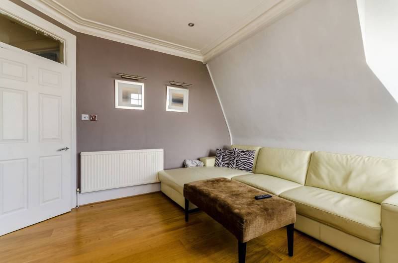 Flat Ringford Road in Greater London