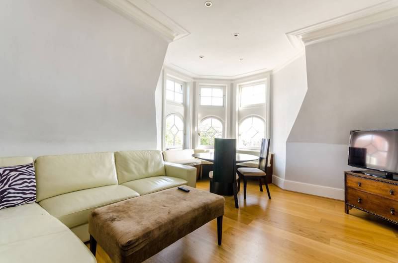 Flat Ringford Road in Greater London