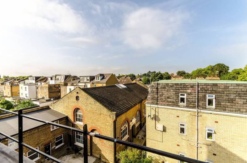Flat Ringford Road in Greater London