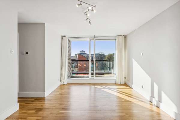 Flat Petersham Road in Greater London