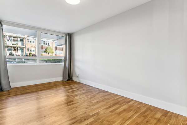 Flat Petersham Road in Greater London