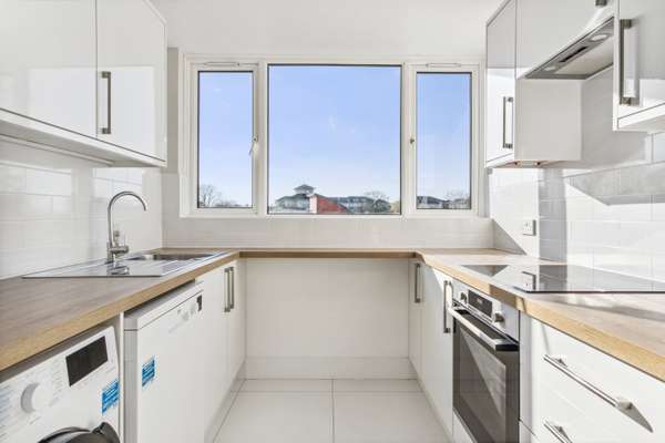 Flat Petersham Road in Greater London