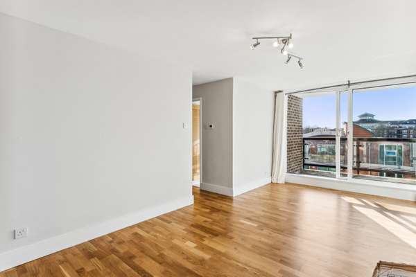 Flat Petersham Road in Greater London