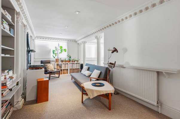 Flat Thornhill Road in Greater London