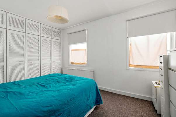 Flat Thornhill Road in Greater London