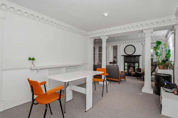Flat Thornhill Road in Greater London