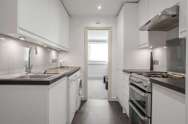 Flat Thornhill Road in Greater London