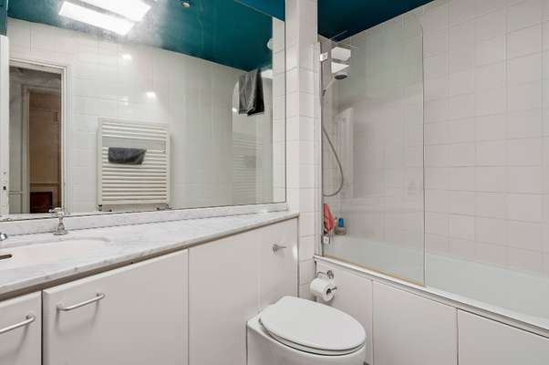 Flat Thornhill Road in Greater London