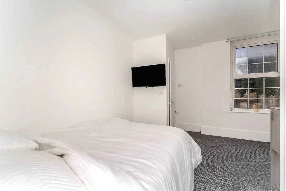 Flat Bond Street in Greater London