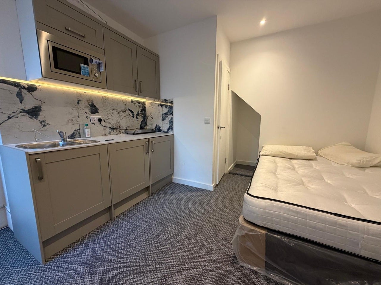 Flat Bond Street in Greater London