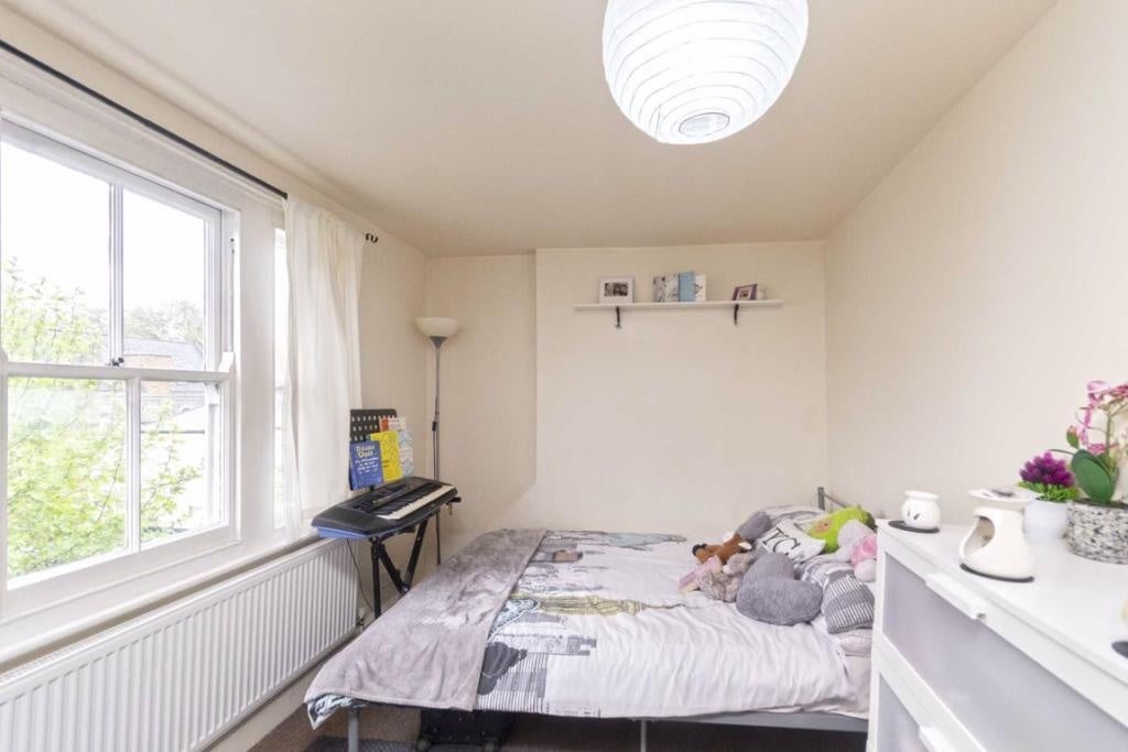 Flat Barclay Road in Greater London