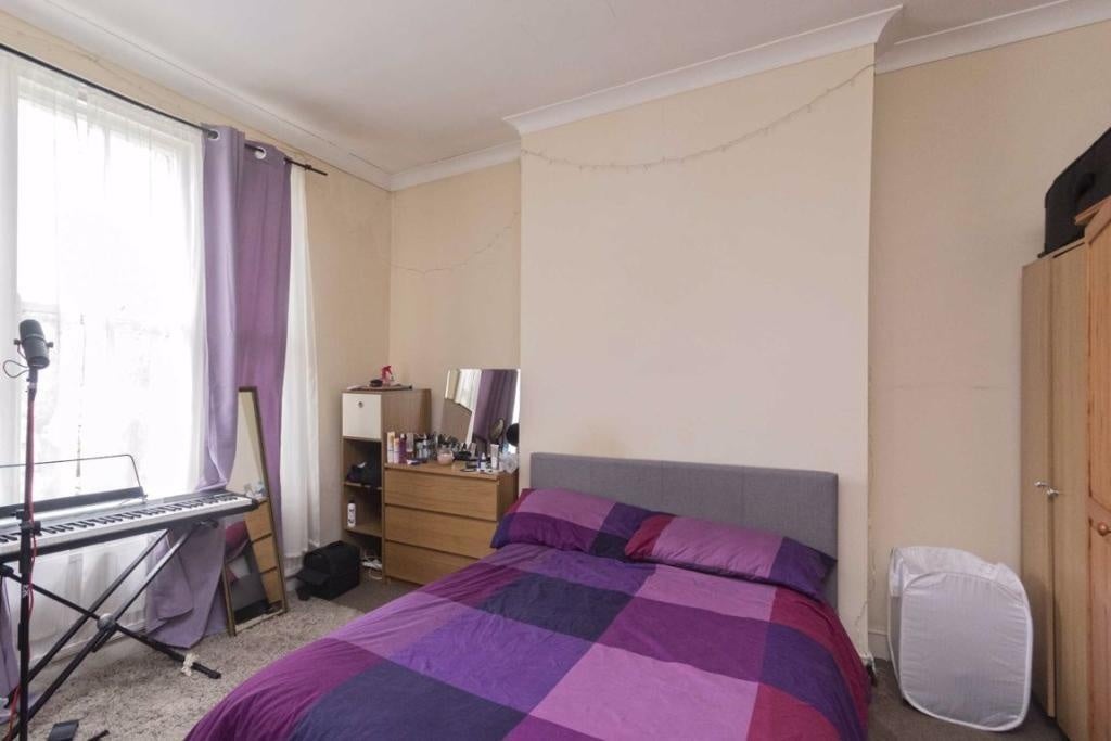 Flat Barclay Road in Greater London
