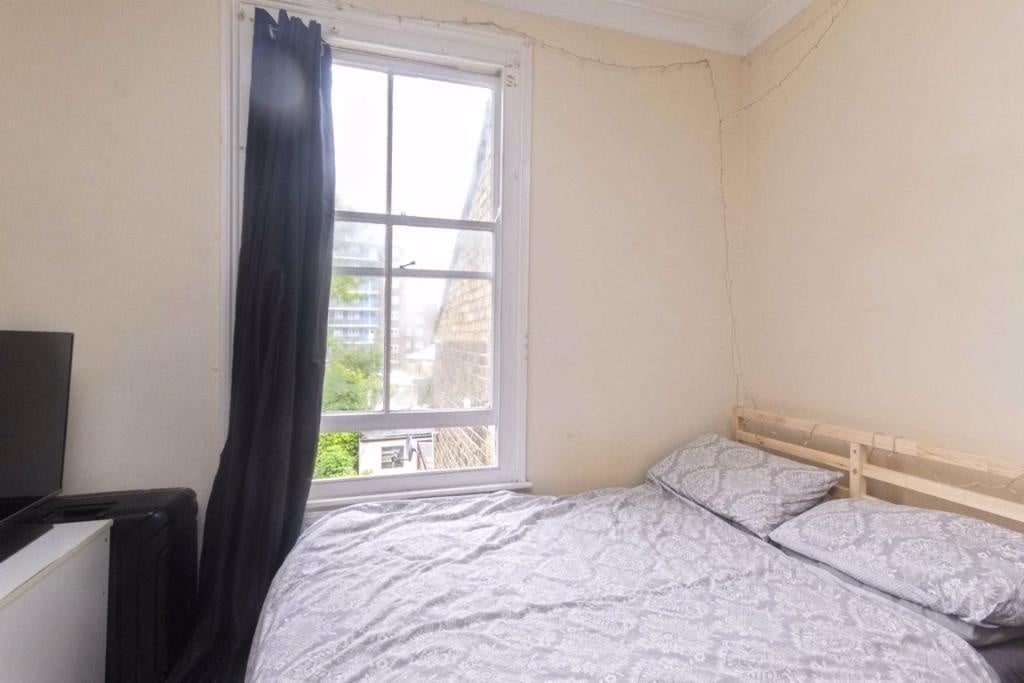Flat Barclay Road in Greater London